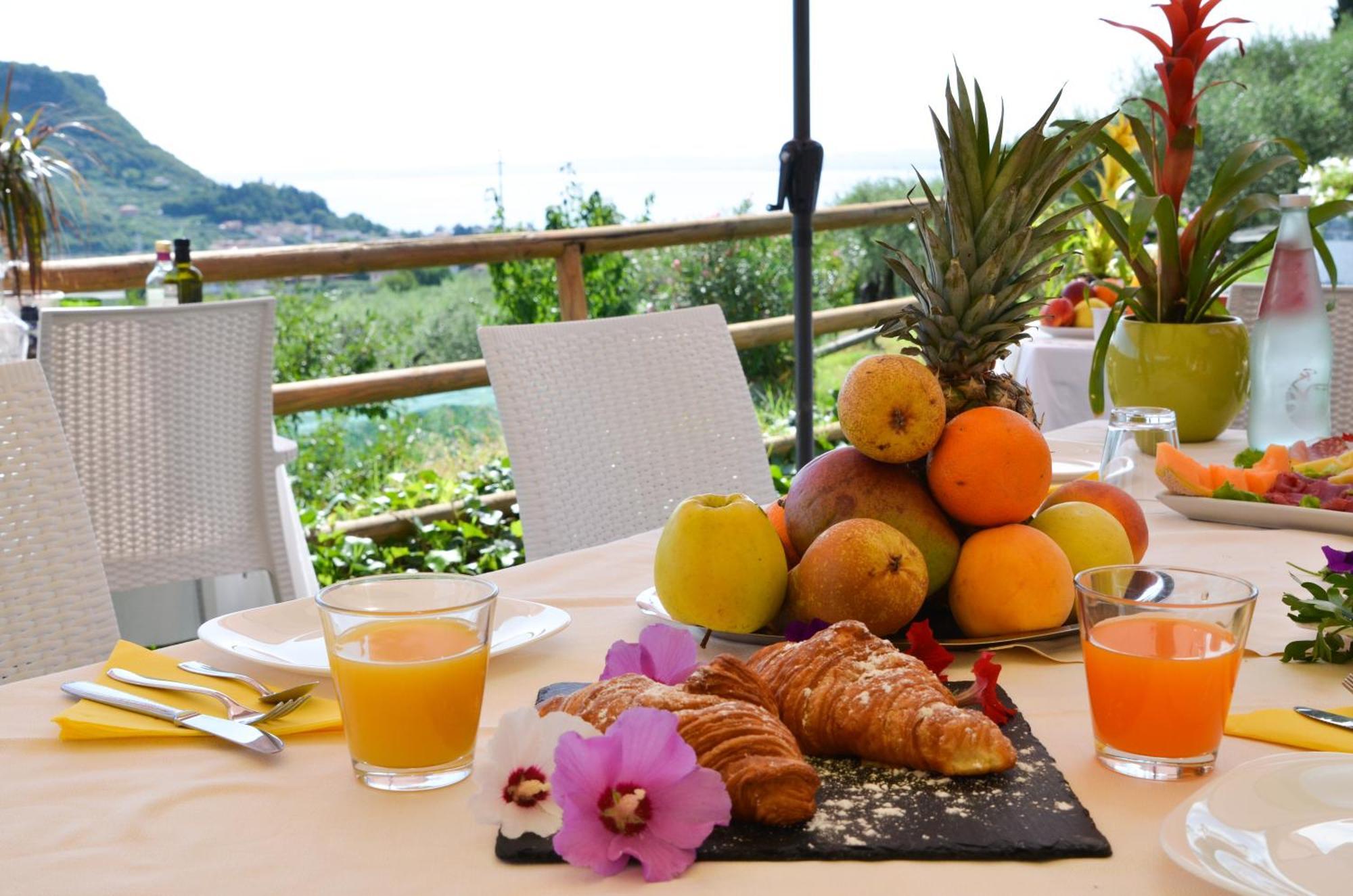 Relais Villa Olivi Костермано Экстерьер фото